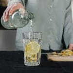 Pijte vodo pred kavo: Preprost razlog, zakaj vaše telo po spanju nujno potrebuje hidracijo