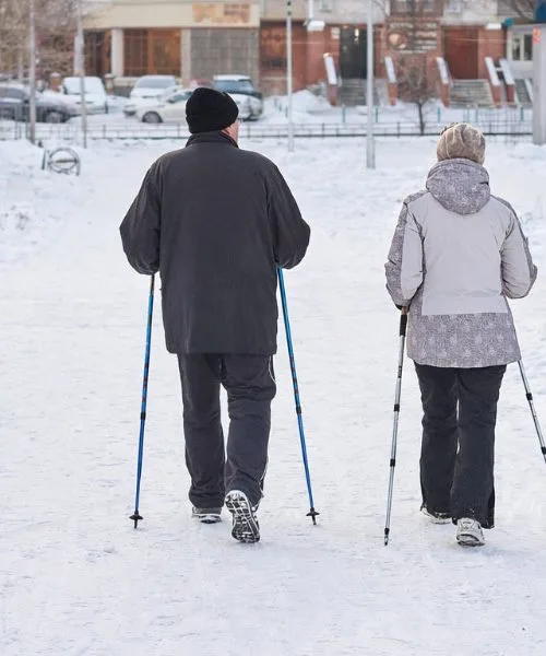 Hoja s palicami pozimi: Zakaj je to najboljša vadba za moško srce in kolena?