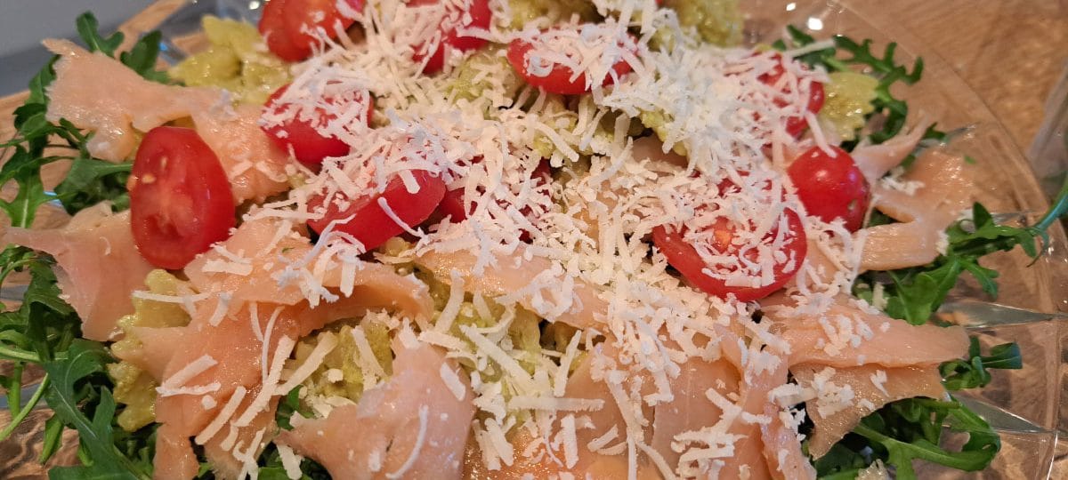 Rukola, losos, parmezan