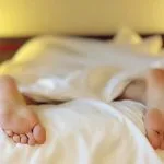 Zakaj se med spanjem pogosto vrtimo po postelji?