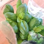 Sveža zelišča na okenski polici: Kako jih ohraniti pri življenju sredi zime?