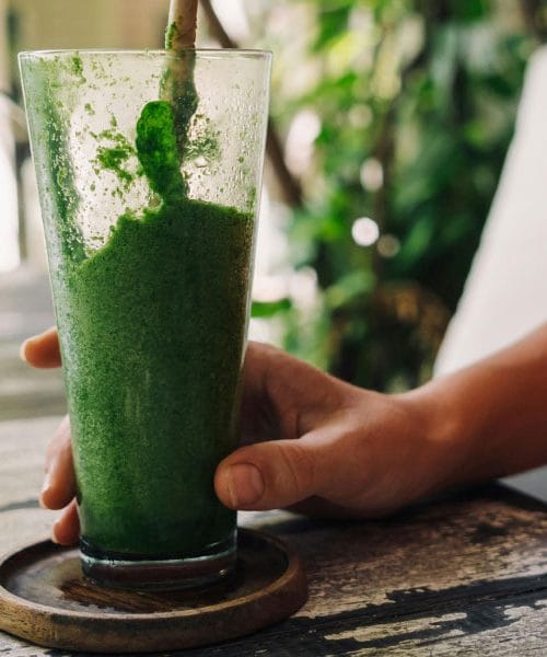 Ali so smutiji sploh zdravi za hujšanje? Razlika med pitjem in uživanjem celih plodov