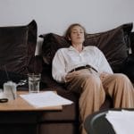 Utrujena punca na kavču