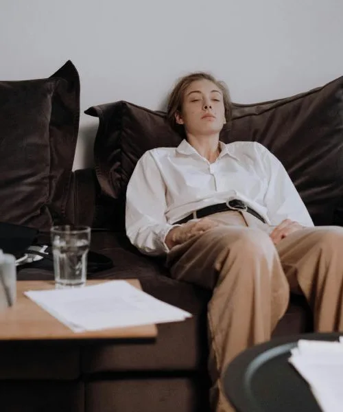 Popoldanska utrujenost po kosilu: katere napake pri izbiri hrane so najpogostejše?