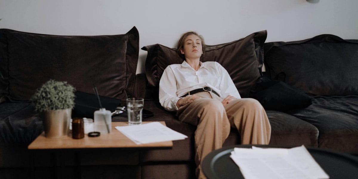 Utrujena punca na kavču