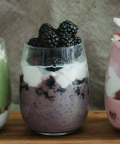 Zimski smutiji: Kako pripraviti osvežilen napitek, ki vas ne bo zeblo