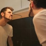 Moški se gleda v ogladlo