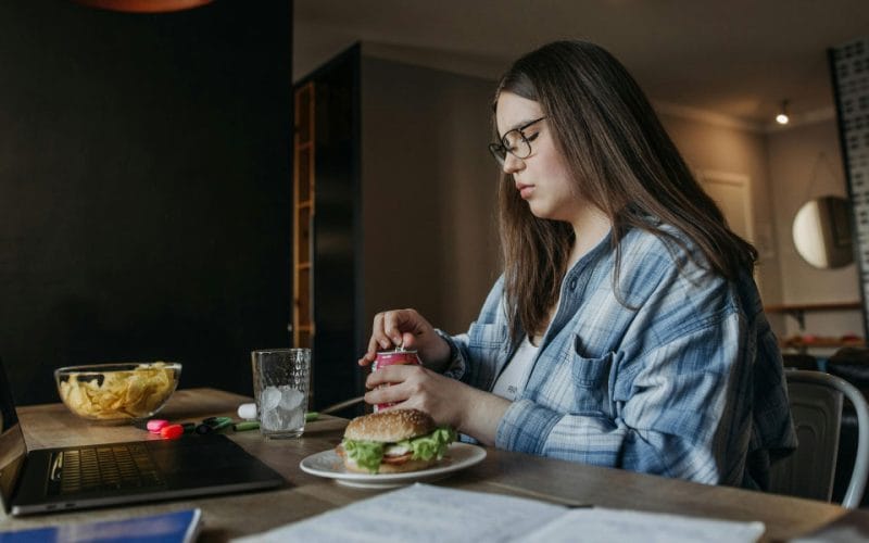 Pomen beljakovin pri izgubi teže: Koliko jih zares potrebujete za kurjenje maščob?