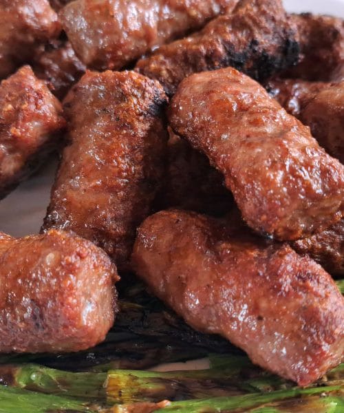 Čevapčiči na krožniku: prednosti, slabosti in kaj je dobro vedeti pred obrokom