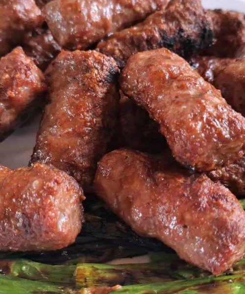 Čevapčiči na krožniku: prednosti, slabosti in kaj je dobro vedeti pred obrokom