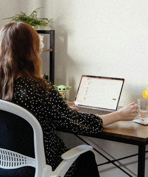 Ergonomija domače pisarne: Kako preprečiti bolečine v hrbtenici pri delu od doma