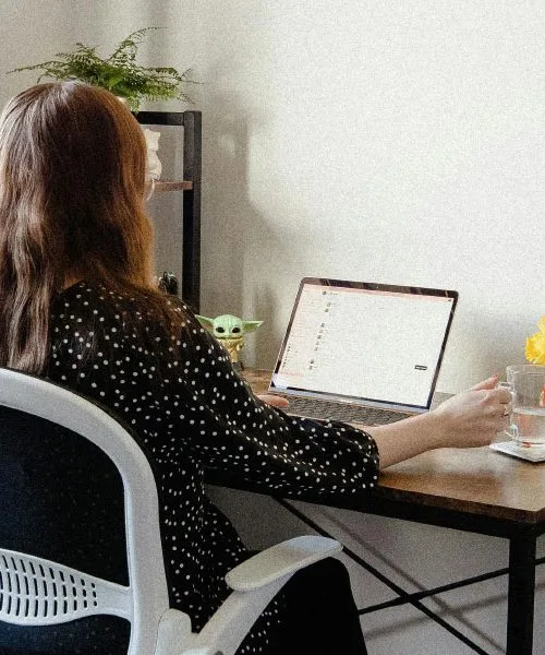 Ergonomija domače pisarne: Kako preprečiti bolečine v hrbtenici pri delu od doma