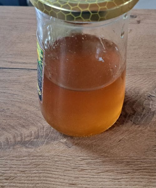 Kako prepoznati pravi med? Preprost test s kozarcem vode, ki razkrije ponaredke