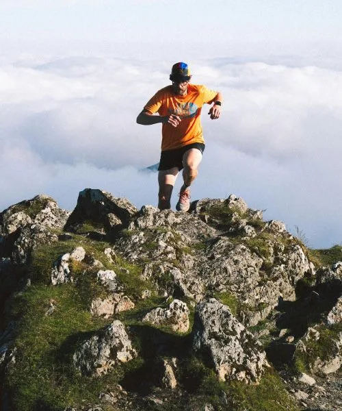 Hoja v hrib ali tek: kaj bolj pomaga pri kurjenju maščob in manj obremeni sklepe