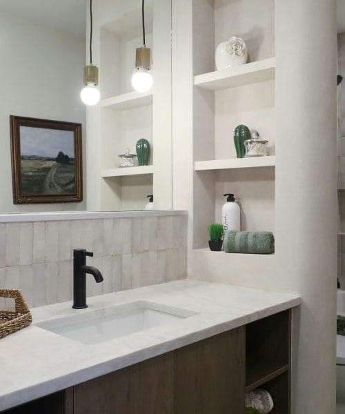 Zakaj bi morali vedno imeti vžigalico v kopalnici? Star trik za nevtralizacijo vonjav