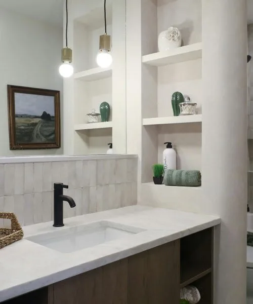 Zakaj bi morali vedno imeti vžigalico v kopalnici? Star trik za nevtralizacijo vonjav