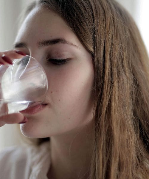 Trik s kozarcem vode: Zakaj bi ga morali spiti točno 15 minut pred vsakim obrokom