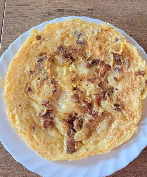 Najboljši zajtrk: omleta z ocvirki, ki nasiti dlje, kot pričakujete