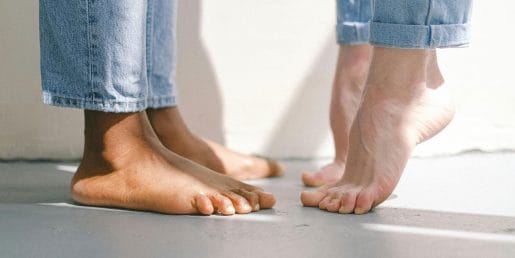 Plantarni fascitis: zakaj nastane bolečina v peti in kaj lahko pomaga