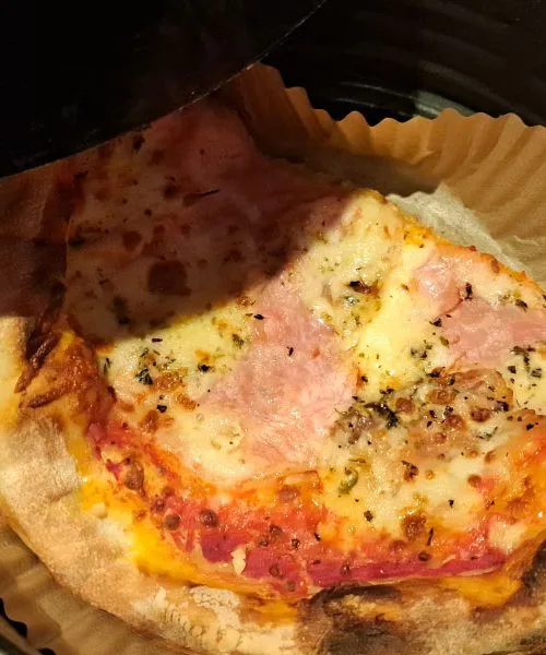 Pogrevanje hrane: kaj lahko pogrejemo, česa ne in kako pravilno pogreti pico