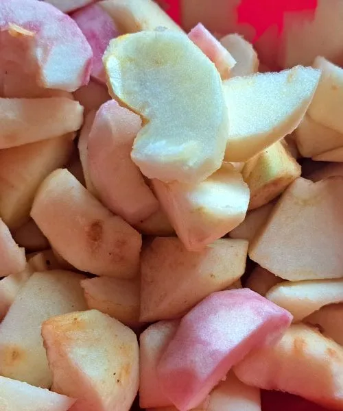 Kaj narediti s preveč zrelimi jabolki? Recept za hitro sladico, ki bo zadišala po celih domovih