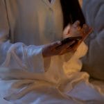 S telefonom v posteljo