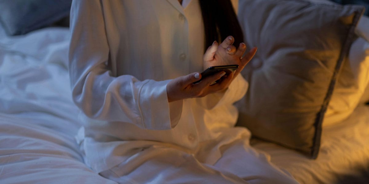 S telefonom v posteljo