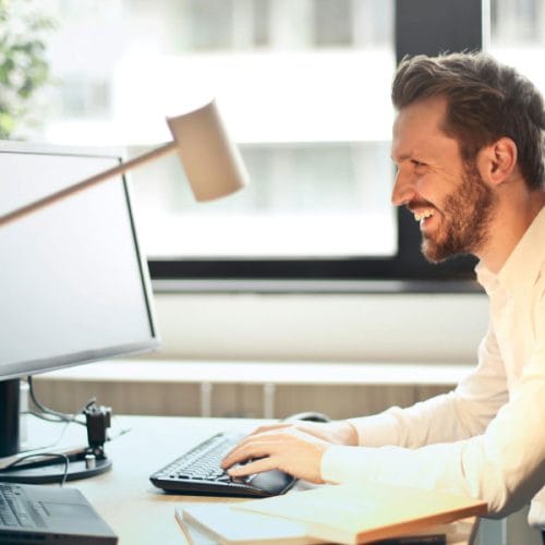 Vaša drža izdaja vašo samozavest: Preprosta vaja za mizo, ki lahko hitro dvigne vašo energijo