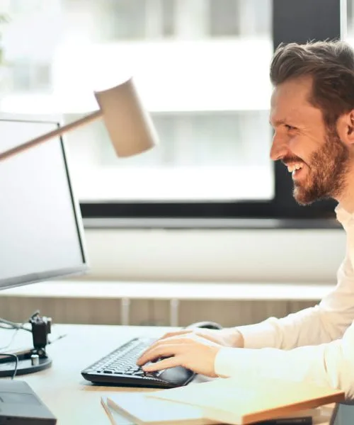 Preprosta vaja za vaš hrbet, ki lahko hitro dvigne energijo