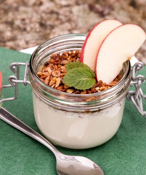 Ta zajtrk vas nasiti za dlje brez sladkih padcev energije: skuta, orehi in jabolko