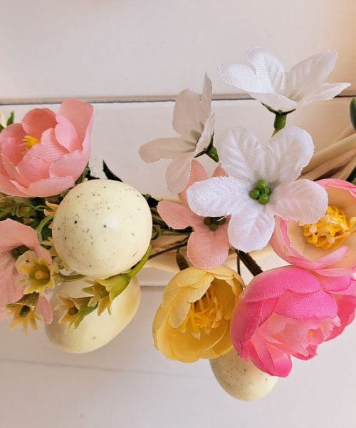 Zakaj je dobro, da na vhodna vrata postavimo spomladansko okrasitev