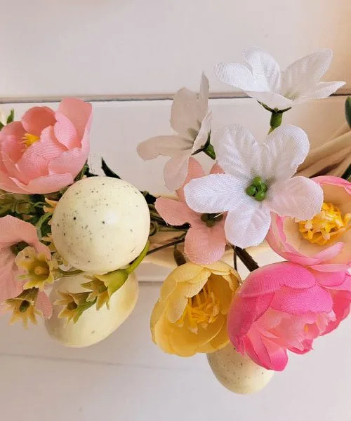 Zakaj je dobro, da na vhodna vrata postavimo spomladansko okrasitev