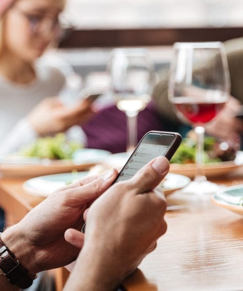 Kdaj je telefon pri mizi nevljuden in kdaj nujno zlo?