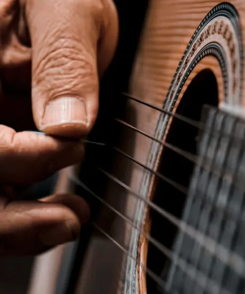 Kako učenje novega jezika ali instrumenta ščiti pred demenco