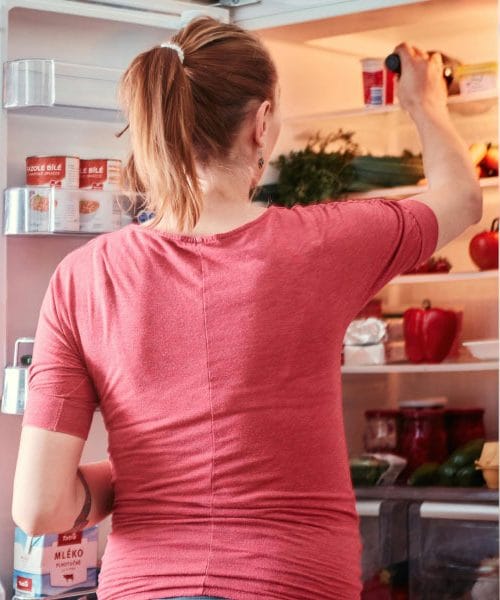 Babičini triki za svežino: Kako odstraniti neprijeten vonj iz hladilnika?