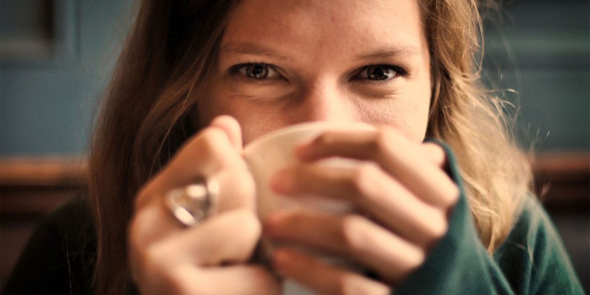 Ženska pije kavo