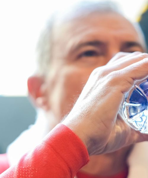 Pitje vode v vročih dneh: koliko, kdaj in kako piti, da telo ne ostane brez tekočine