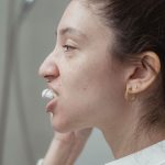 Ali znate pravilno očistiti zobe s sonično ščetko? Ena pogosta napaka zmanjša njen učinek
