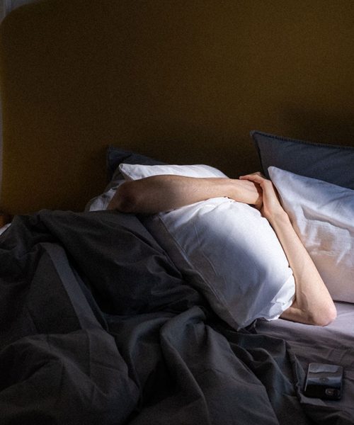 Zjutraj večkrat prestavite budilko? Te minute niso enake neprekinjenemu spanju