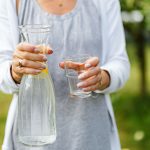 Kaj piti v vročini? Voda je prva izbira, vendar včasih ni dovolj