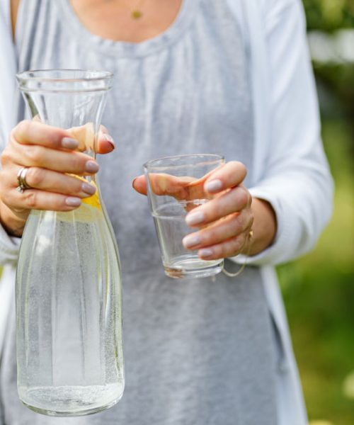 Kaj piti v vročini? Voda je prva izbira, vendar včasih ni dovolj