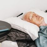 Se ponoči pogosteje zbujate? Po 50. letu spanec pogosto postane drugačen