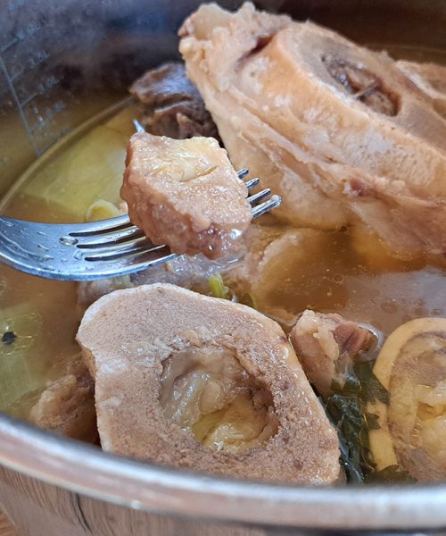 To marsikdo po kosilu pusti na krožniku: ob goveji kosti se skriva del, ki ga ni treba zavreči