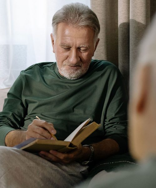 Po kosilu vedno sedete na kavč? Že kratek sprehod lahko spremeni popoldne