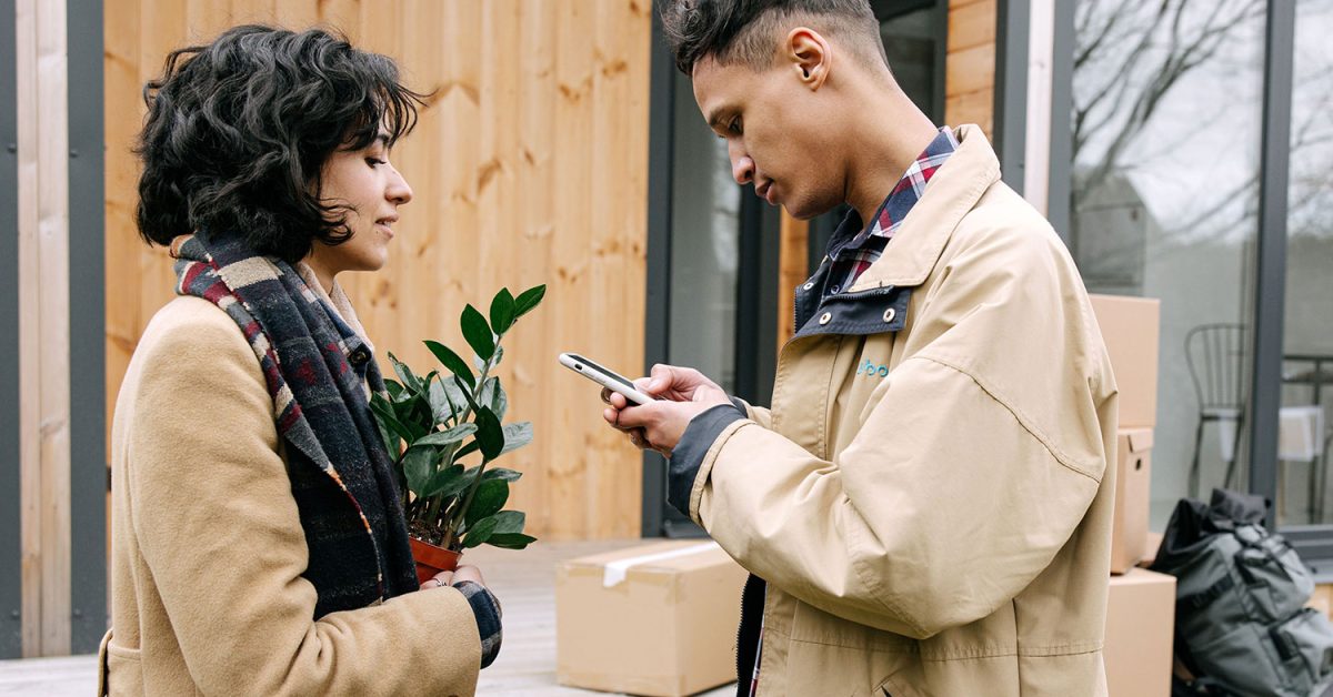 Ob pogovoru partner gleda v telefon