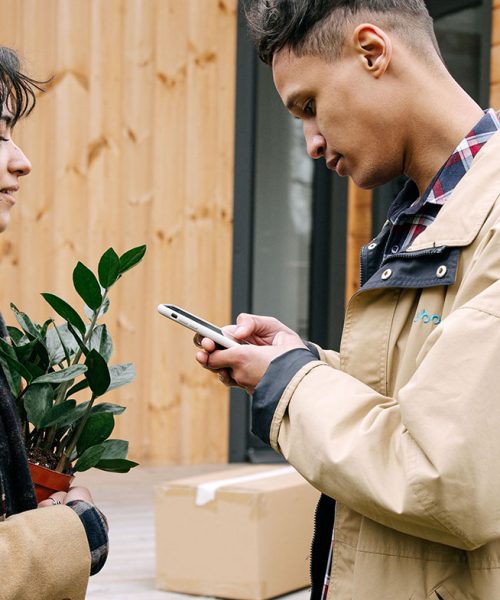 Partner med pogovorom gleda v telefon? Težava ni vedno nezanimanje
