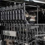 Pomivalni stroj po poletju neprijetno diši: preverite del, ki ga pogosto spregledamo