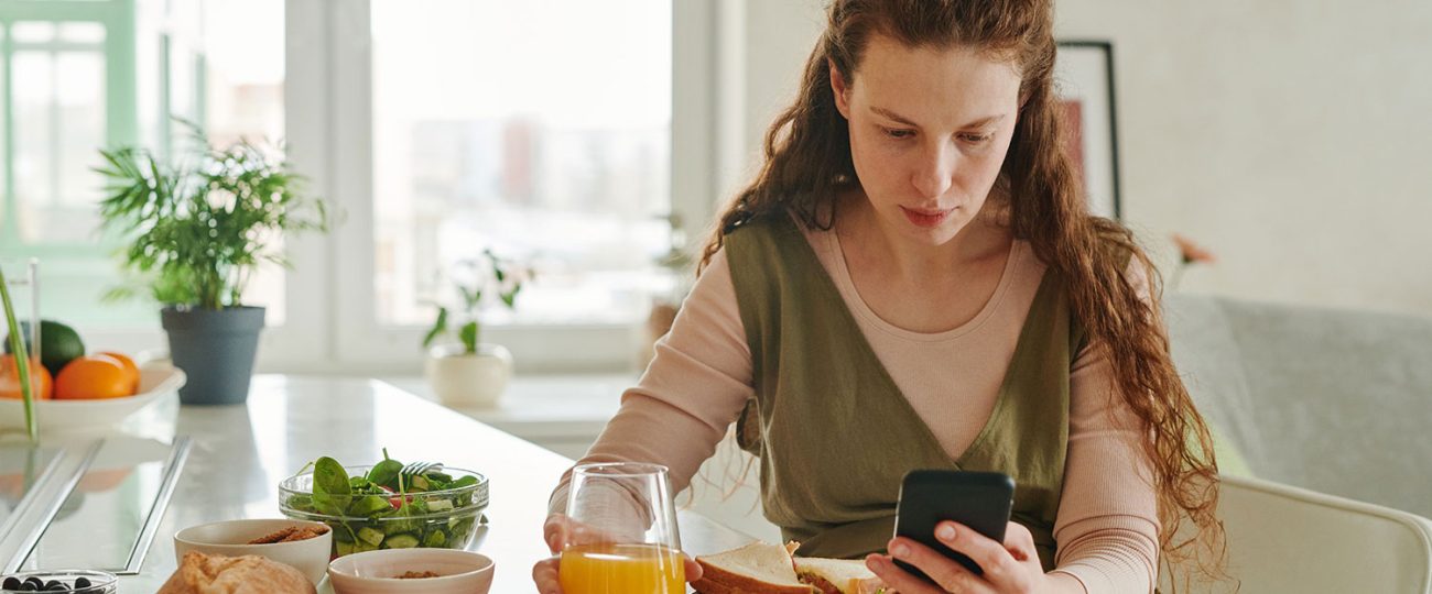 Zajtrk in gledanje v telefon