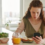 Med zajtrkom že pregledujete telefon? Jutro se lahko začne tudi drugače