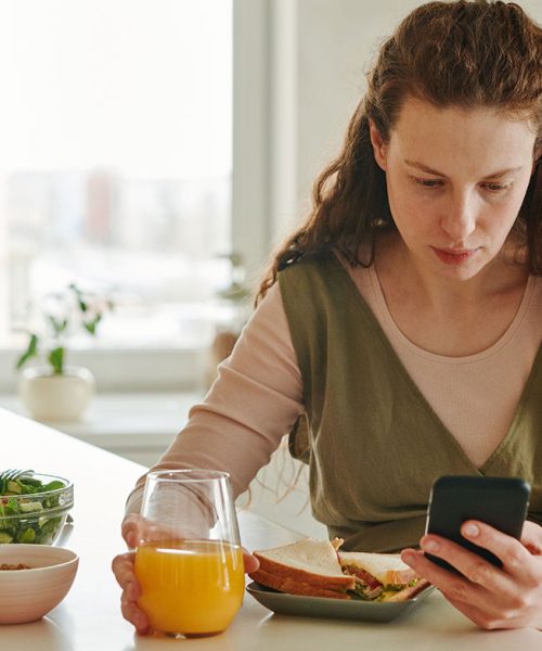 Med zajtrkom že pregledujete telefon? Jutro se lahko začne tudi drugače